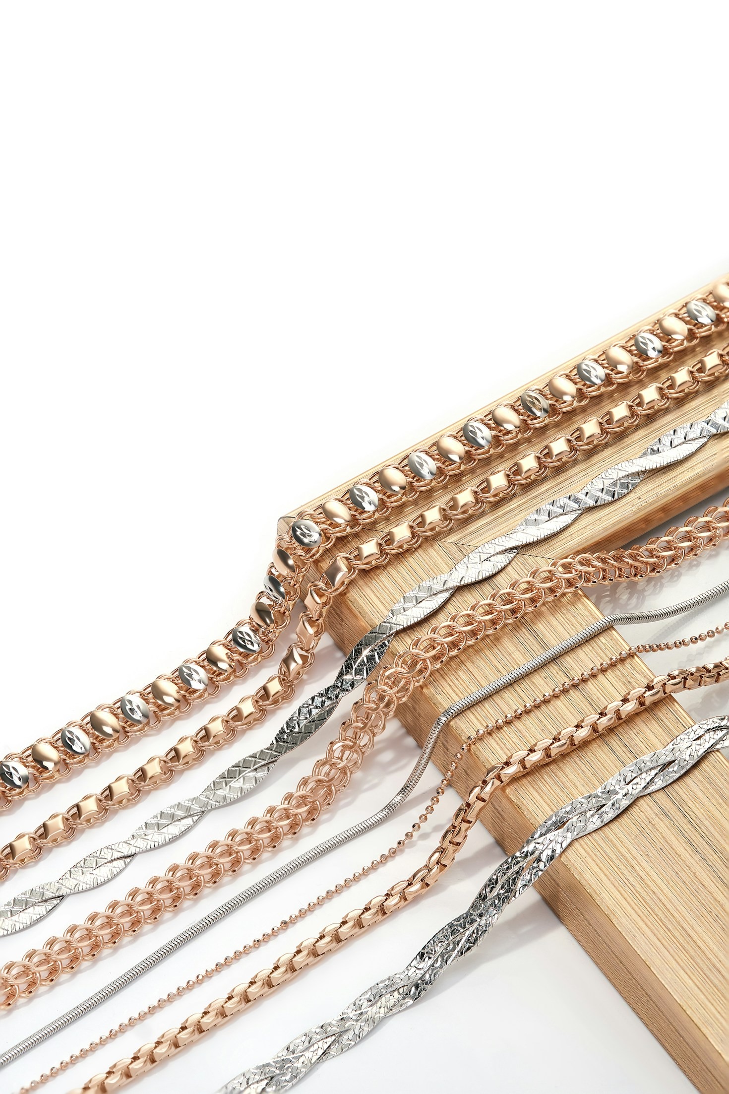 La magia de los materiales antiguos en joyería artesanal